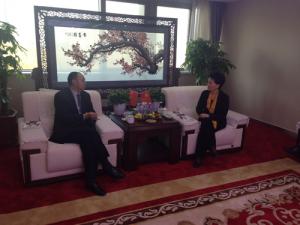 鄺遠(yuǎn)平與河南省工商聯(lián)副主席、鄭州市工商聯(lián)主席薛景霞